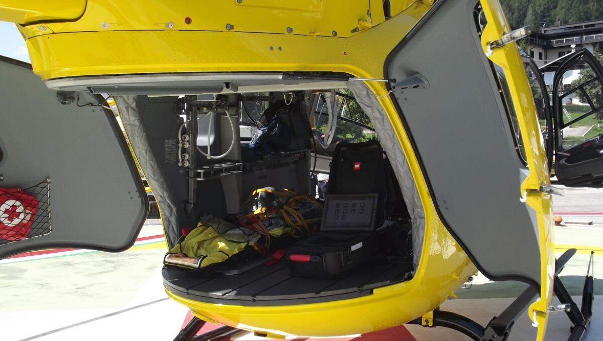 Cade dalla scala montando un tendone: grave operaio 45enne - 