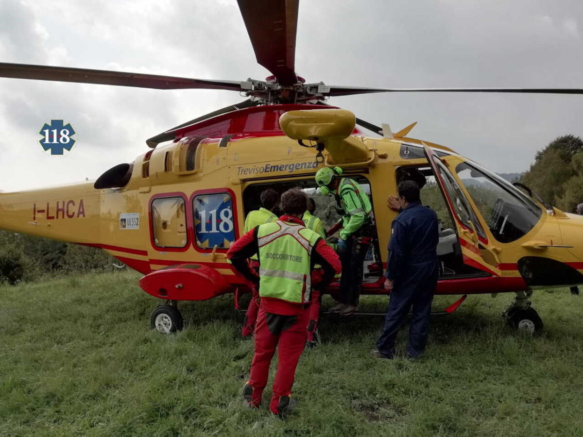 Cade con la bici lungo la strada forestale, sbatte la testa e muore - 
