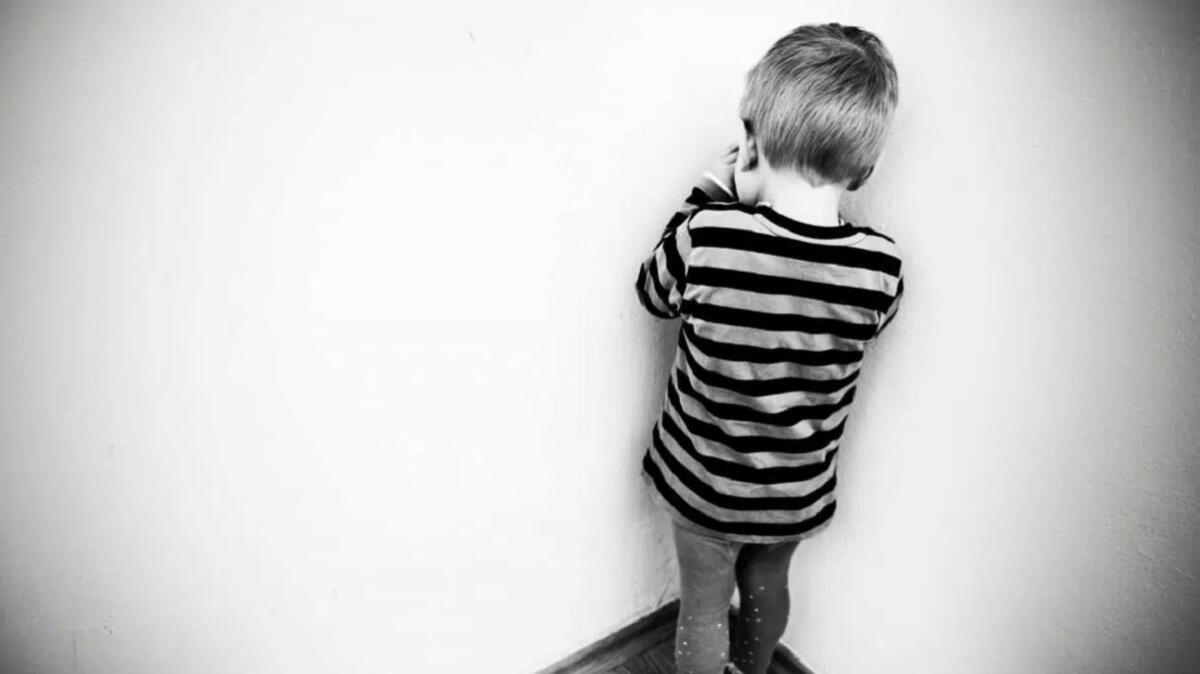 “Troppo vivace”, rinchiude figlio di 3 anni in camera con solo un secchio per bere: mamma arrestata - 