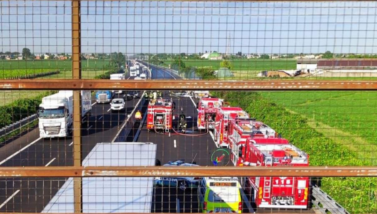 Incendio in A4, brucia un mezzo pesante: chiusa l'autostrada tra Portogruaro e Cessalto - 