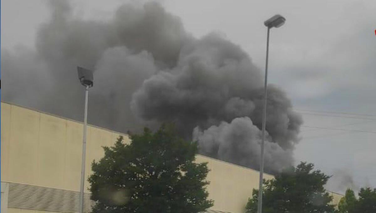 Incendio all’interno di un’azienda produttrice di reggette in poliestere - 