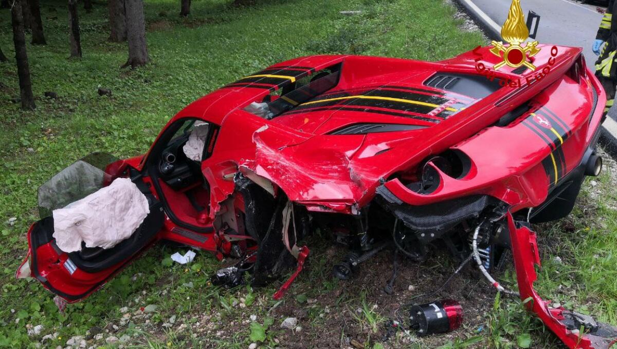 Violento scontro tra una Ferrari F8 e un mezzo pesante: nessun ferito - 