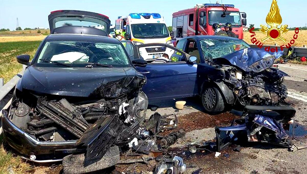 Maxi scontro tra tre auto: otto persone ferite, due sono gravi - 