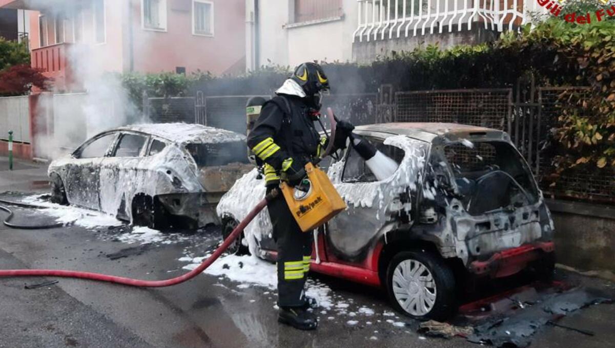 Due auto a fuoco alle prime luci dell'alba: nessun ferito - 