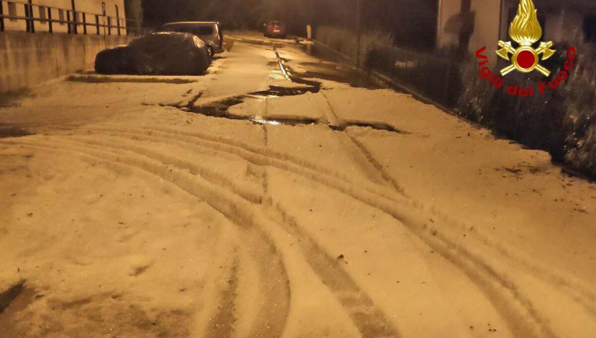 Vento, pioggia e grandine: notte di lavoro per i pompieri - 