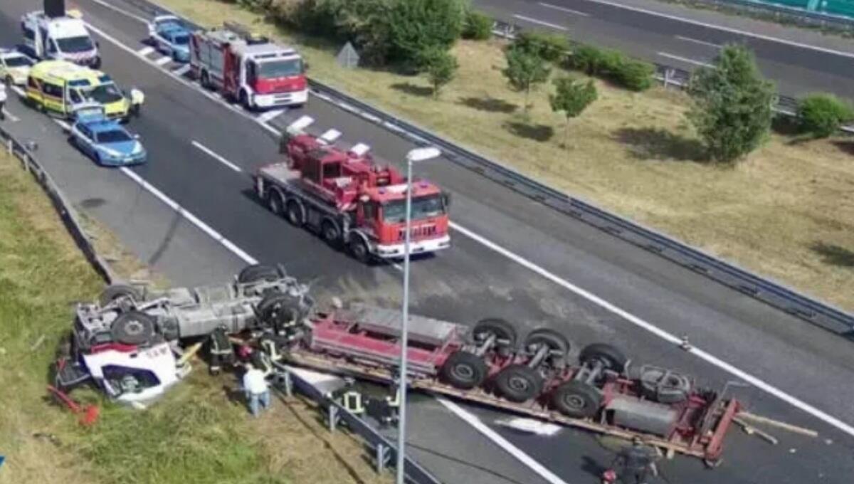 Tir con bobina d'acciaio si ribalta lungo la Tangenziale: un ferito e disagi - 