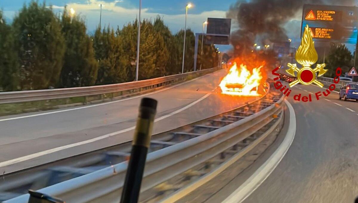 Fumo dal cofano della BMW 320, poi l'auto prende fuoco in tangenziale - 