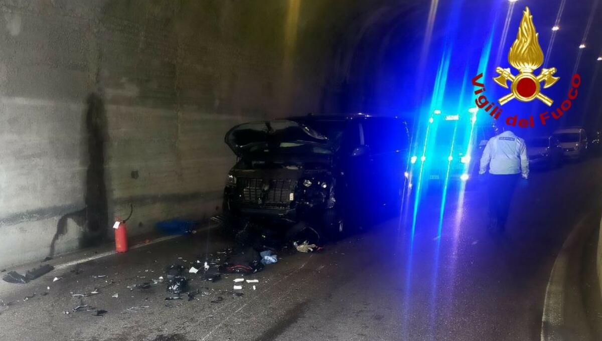 Scontro frontale tra moto e furgone: feriti seriamente i due centauri, padre e figlio - 