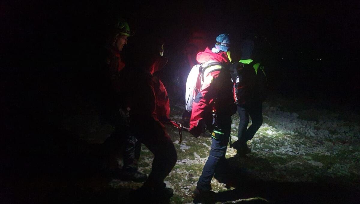 Sbagliano sentiero e si perdono, colti dal buio chiedono aiuto: recuperati 2 giovani - 