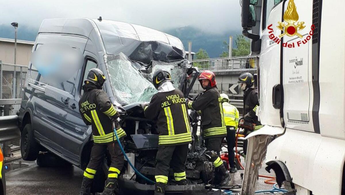 Scontro tra il furgone di un corriere e un autoarticolato: grave l'autista - 