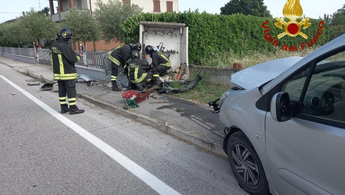 Si schianta con l'auto contro i contatori del gas: ferito seriamente - 