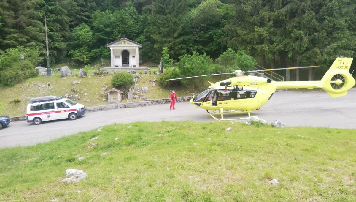 Cade per alcuni metri nella scarpata con la bicicletta: soccorso un ciclista - 