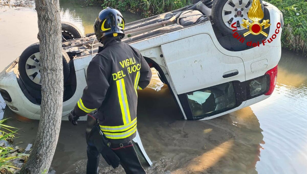 Finisce rovesciata con l'auto nel canale: ferita la conducente - 