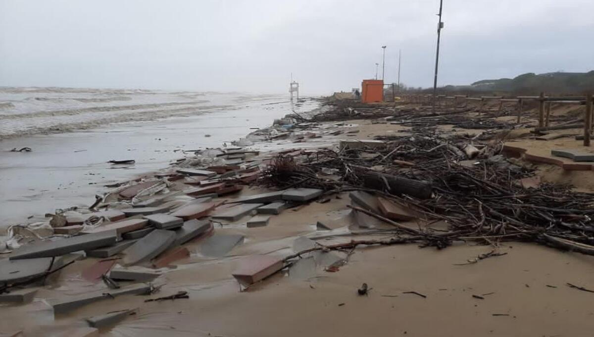 Mareggiata a Jesolo, via 10mila metri cubi di sabbia. La sistemazione dal 6 giugno - 