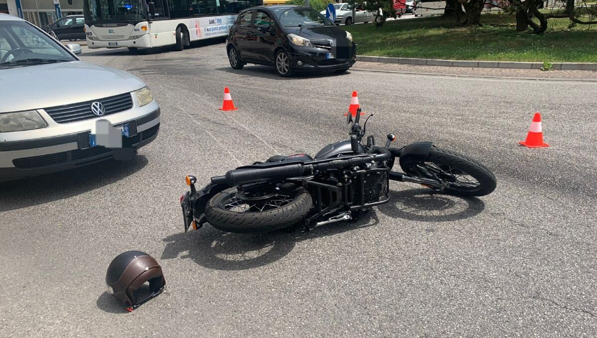 Udine, olio sull'asfalto: cade in moto e si ferisce seriamente - 