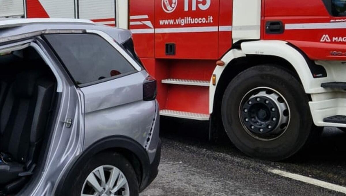 Scontro tra auto e Tir in A4: una persona incastrata tra le lamiere - 