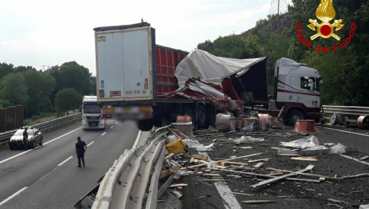 Tir sbanda in A4, perde il carico e finisce di traverso sulla carreggiata - 