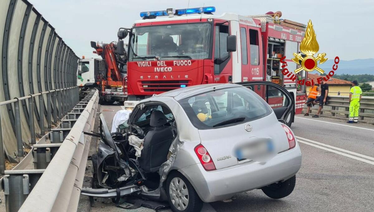 Schianto frontale tra auto e camion sulla SS 53 Postumia: morta una 20enne - 