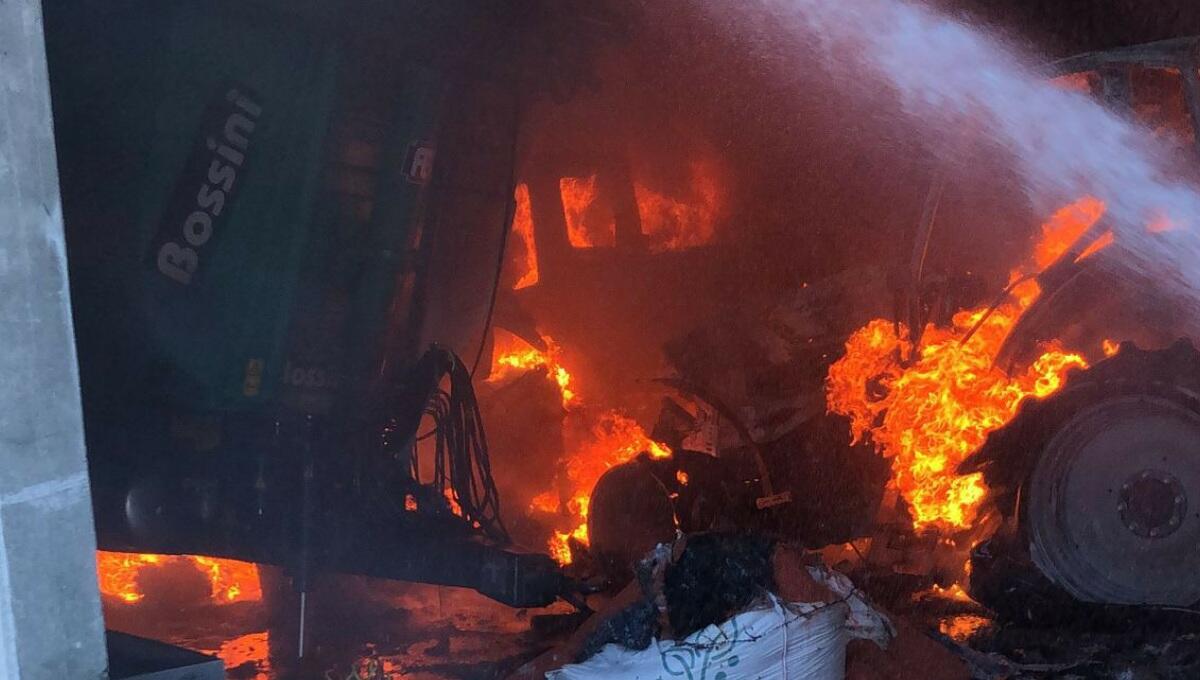 Incendio devasta un capannone, bruciano trattori e rimorchi agricoli - 