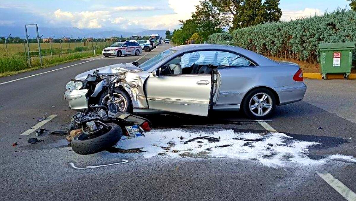 Violento scontro tra auto e moto sulla SS13 a Campoformido: grave 25enne - 