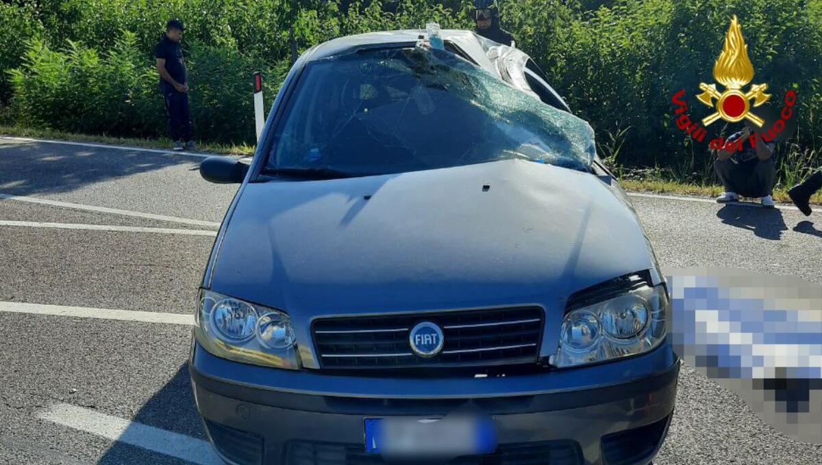 Perde il controllo dell'auto e si ribalta più volte: morto 34enne e 3 feriti - 