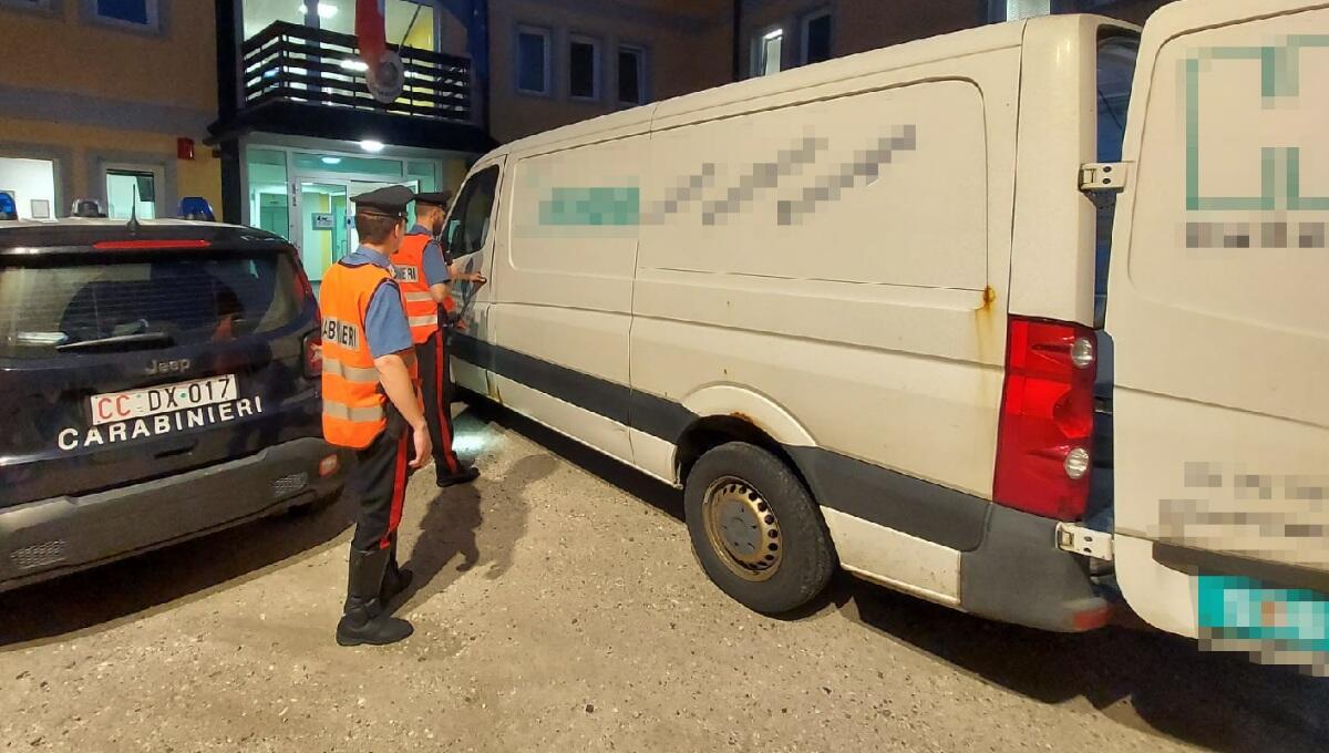 Trasportava 34 clandestini: arrestato passeur 22enne a Pontebba - 