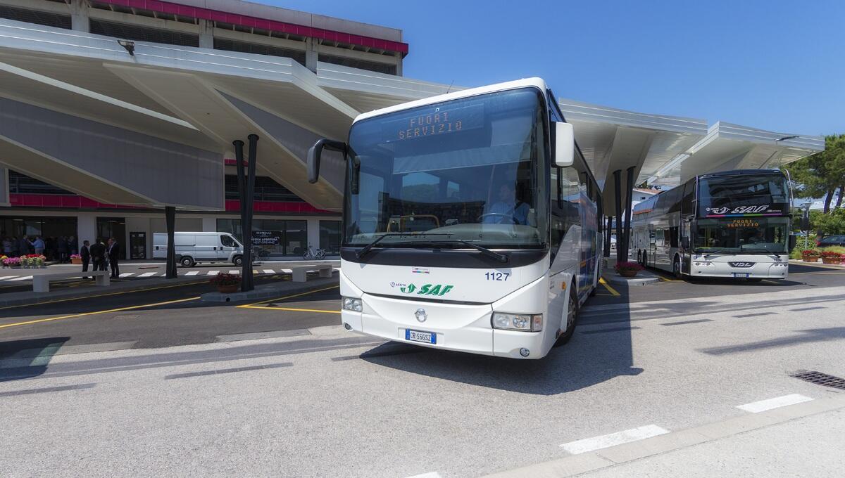 Partorisce nella stazione dei bus a Lignano, poi abbandona il piccolo e si allontana - 