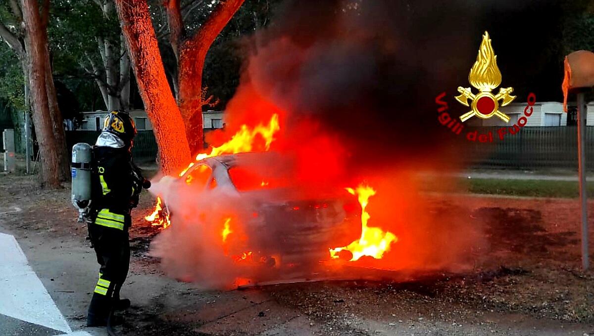 Chioggia, auto sportiva si incendia mentre percorre la strada: distrutta - 