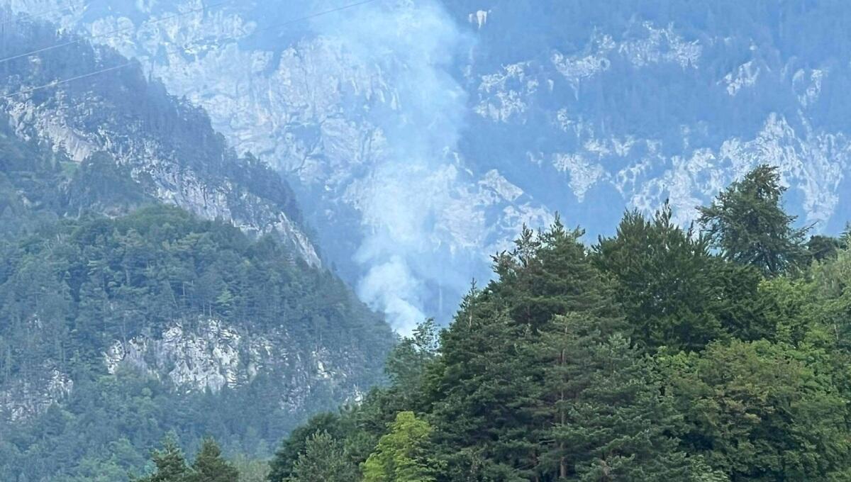 Un fulmine scatena l'incendio a Pontebba: domato in tempo record - 