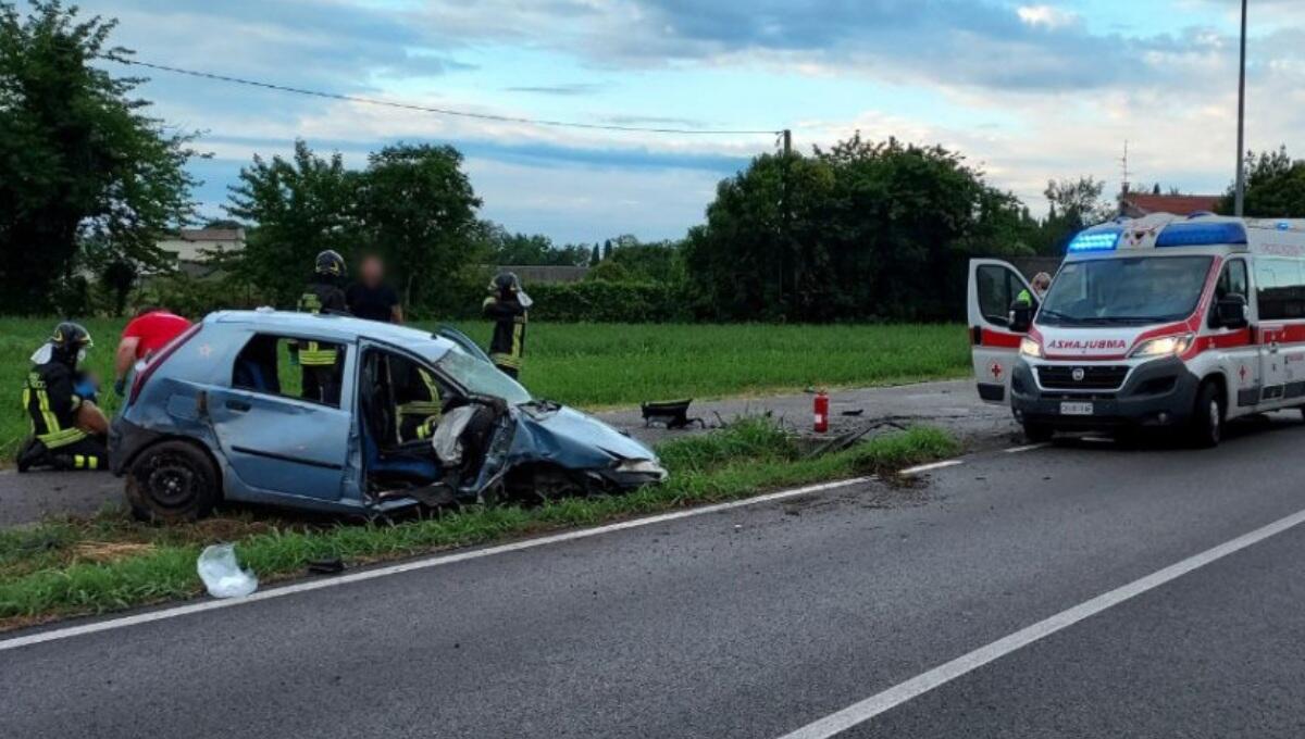Incidente all'alba al rientro da Lignano: feriti 3 giovani, uno è grave - 