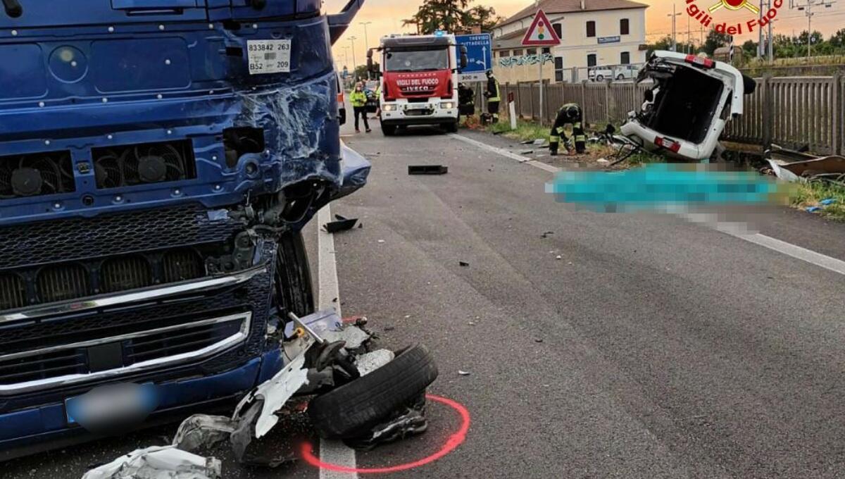 Drammatico incidente frontale tra furgone e camion: due morti - 