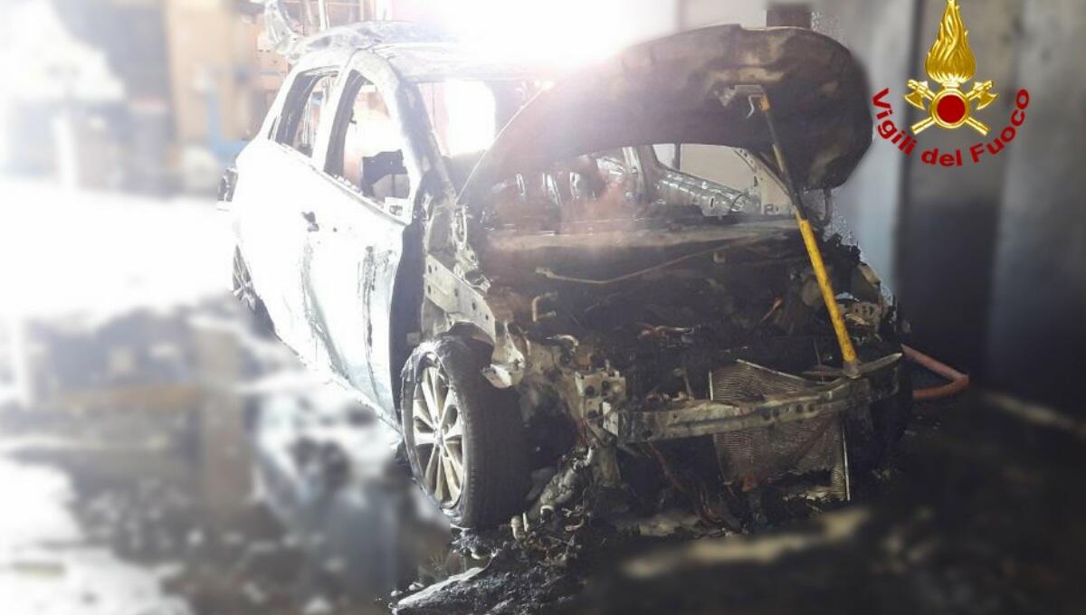 Paura nell'officina della concessionaria: auto elettrica si incendia - 