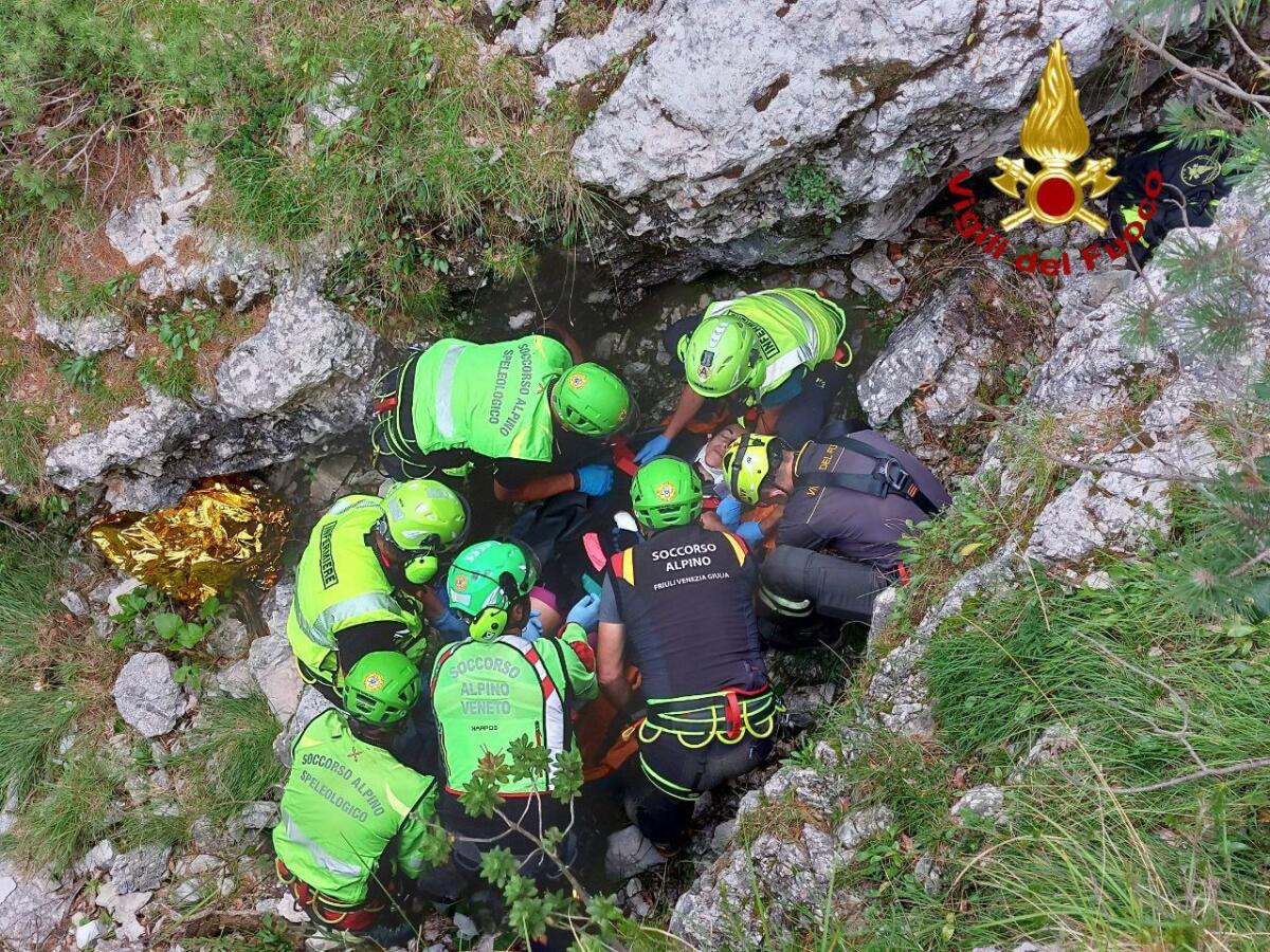 Ruzzola sulla rocce con la mountain bike a 1100 metri: interviene l'elicottero - 