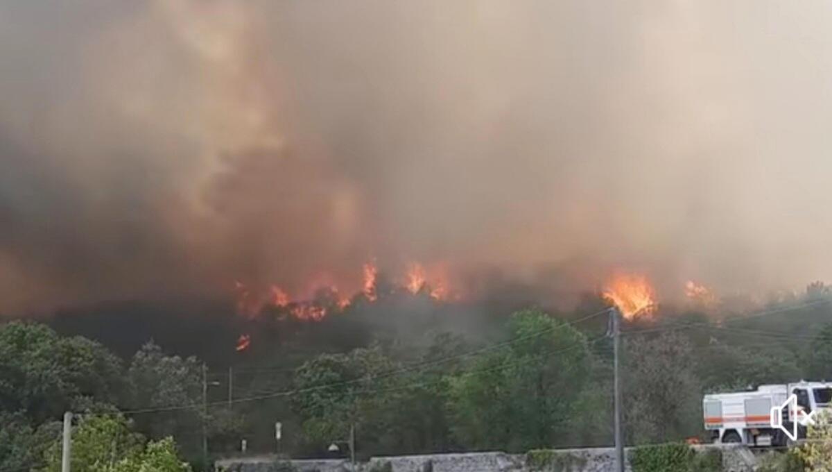 Incendi, notte 'di fuoco' sul Carso e sul Gran Monte: previsti 4 Canadair e 3 elicotteri - 
