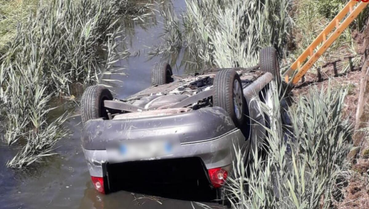Finisce rovesciato con l'auto del canale: automobilisti lo salvano - 