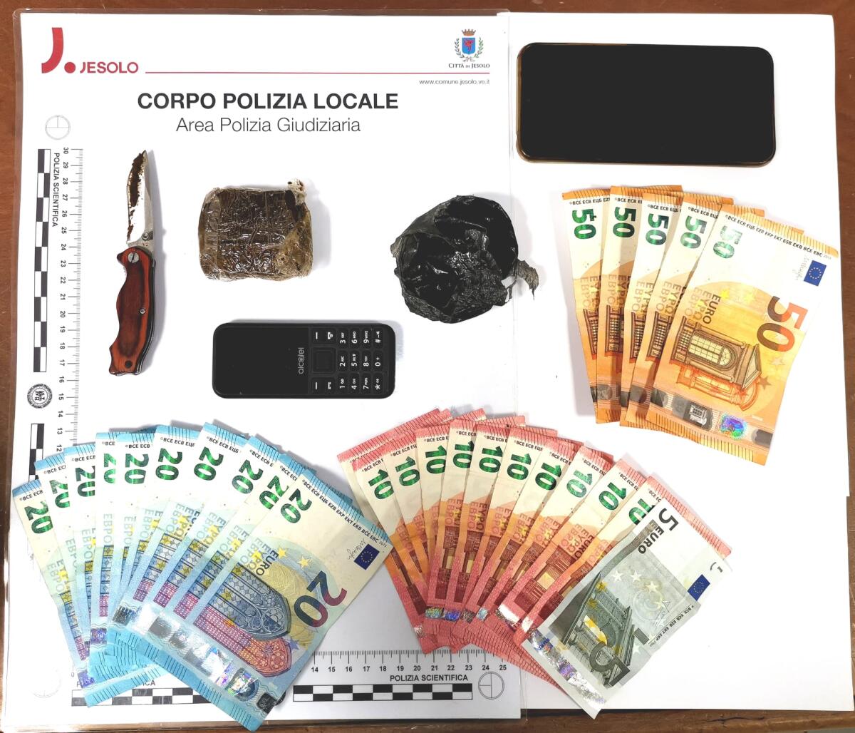Lotta allo spaccio a Jesolo: sequestrati oltre mezzo etto di hashish e più di 500 euro in contanti - 