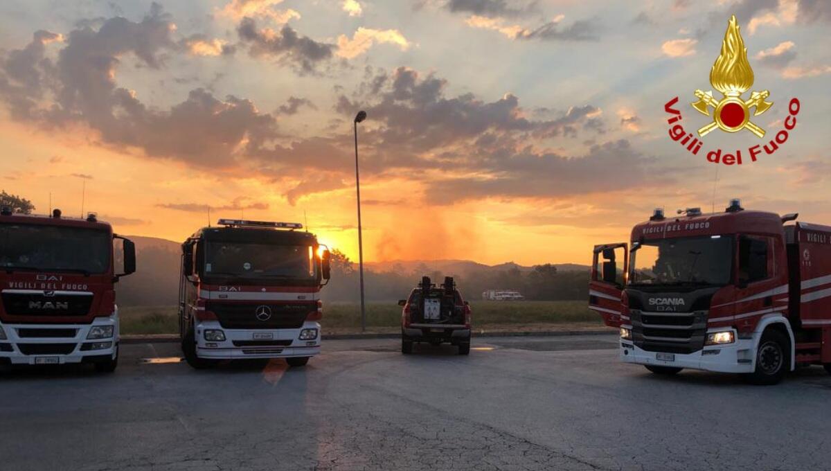 Incendio nel carso triestino, fiamme vicine al raccordo autostradale RA 13 - 
