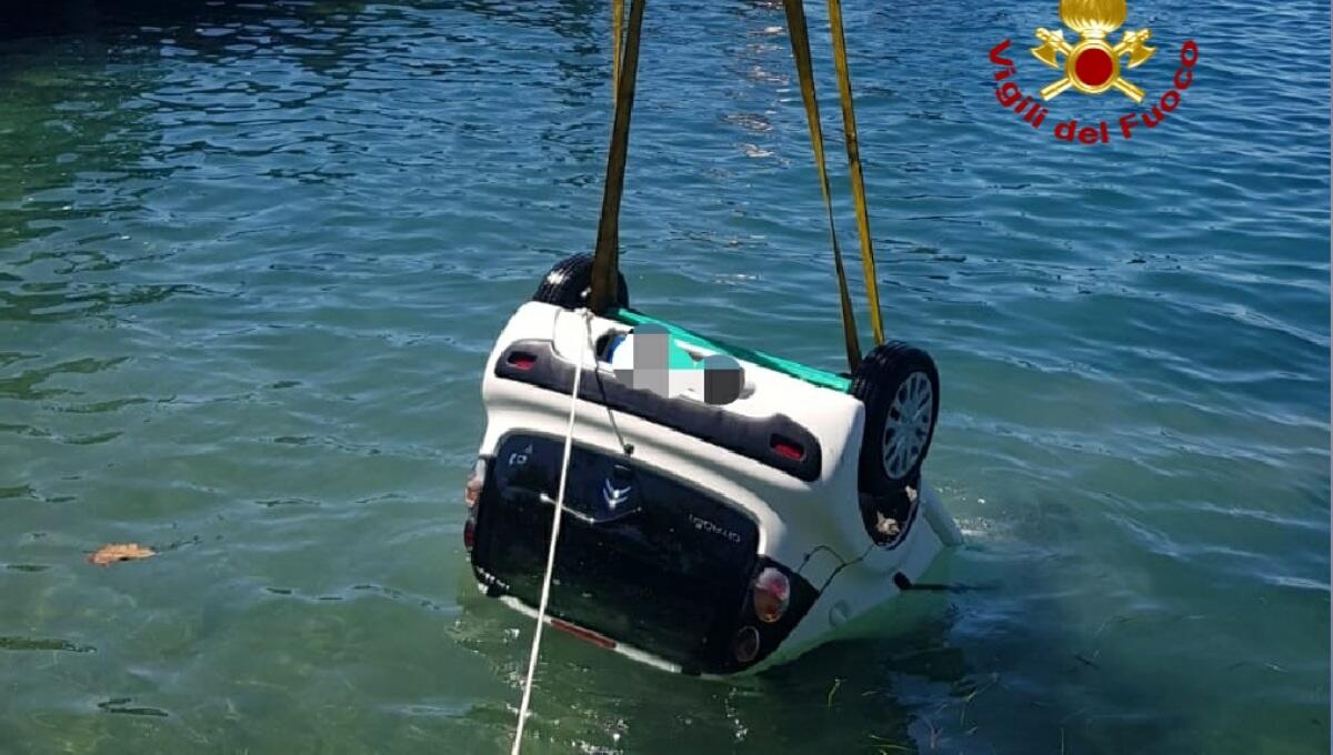 Finisce con l'auto nel lago di Garda: 81enne muore annegato - 