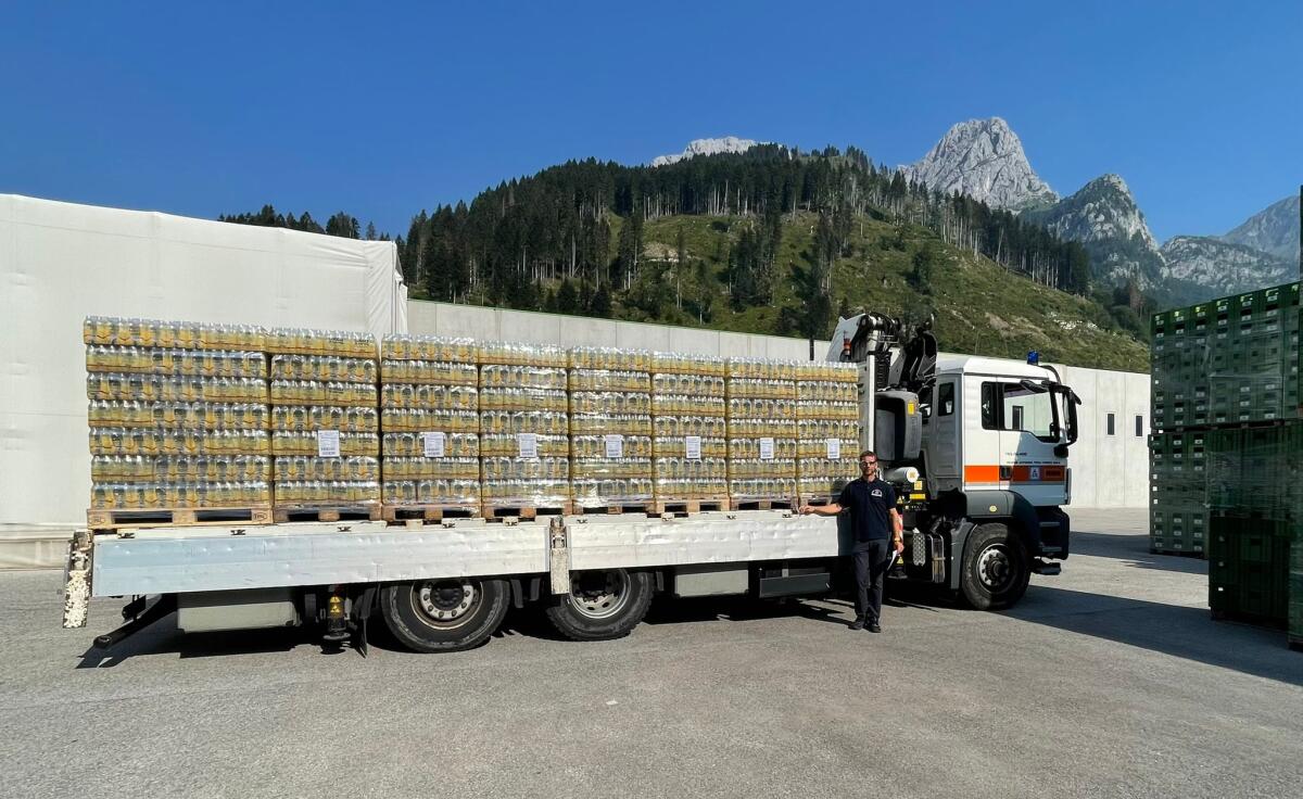 Goccia di Carnia dona 50mila bottiglie d'acqua alla Protezione Civile - 