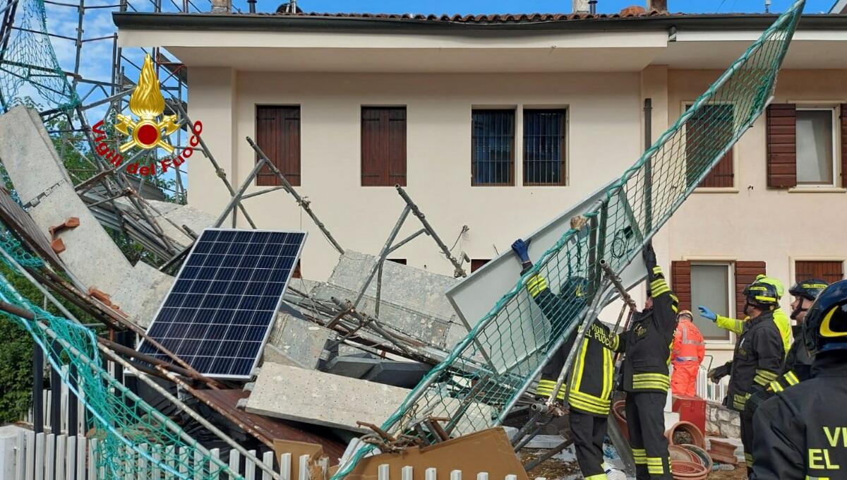 Crolla un'impalcatura, tre operai precipitano per 6 metri - 