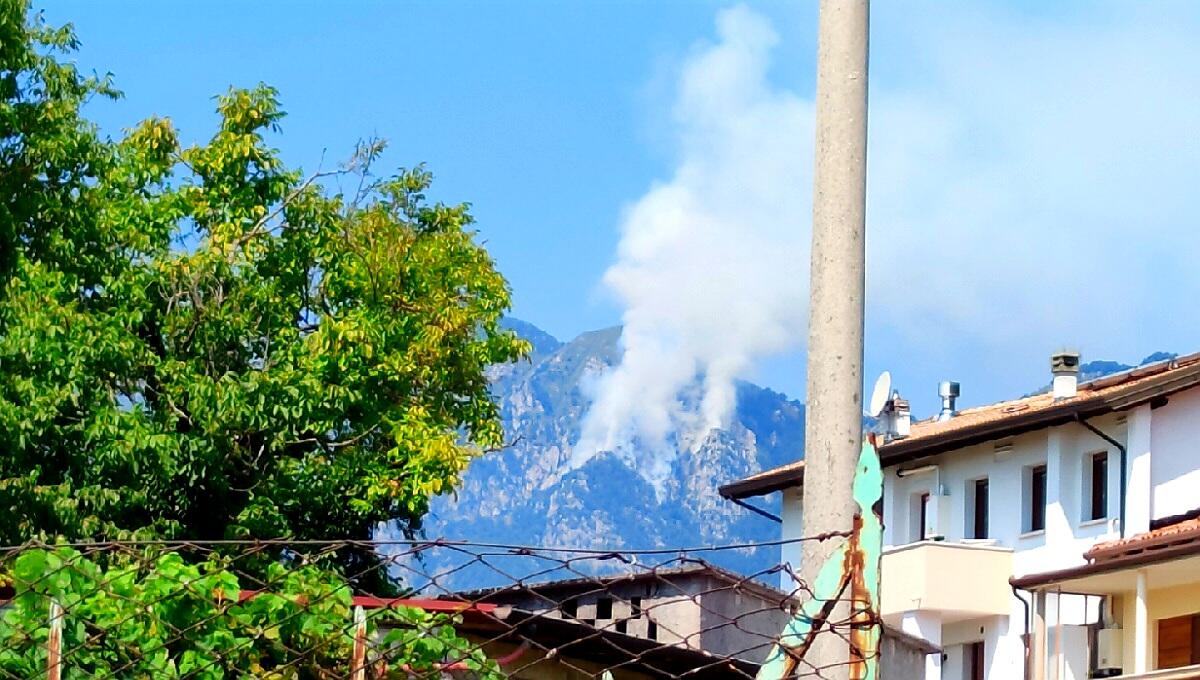 Nuovo incendio sul Monte Raut: vigili del fuoco al lavoro - 