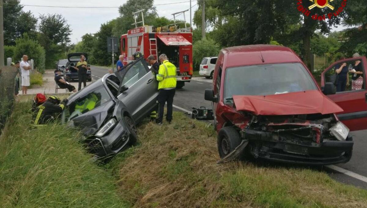 Scontro tra due auto, una finisce nel canale di scolo: 4 persone coinvolte - 