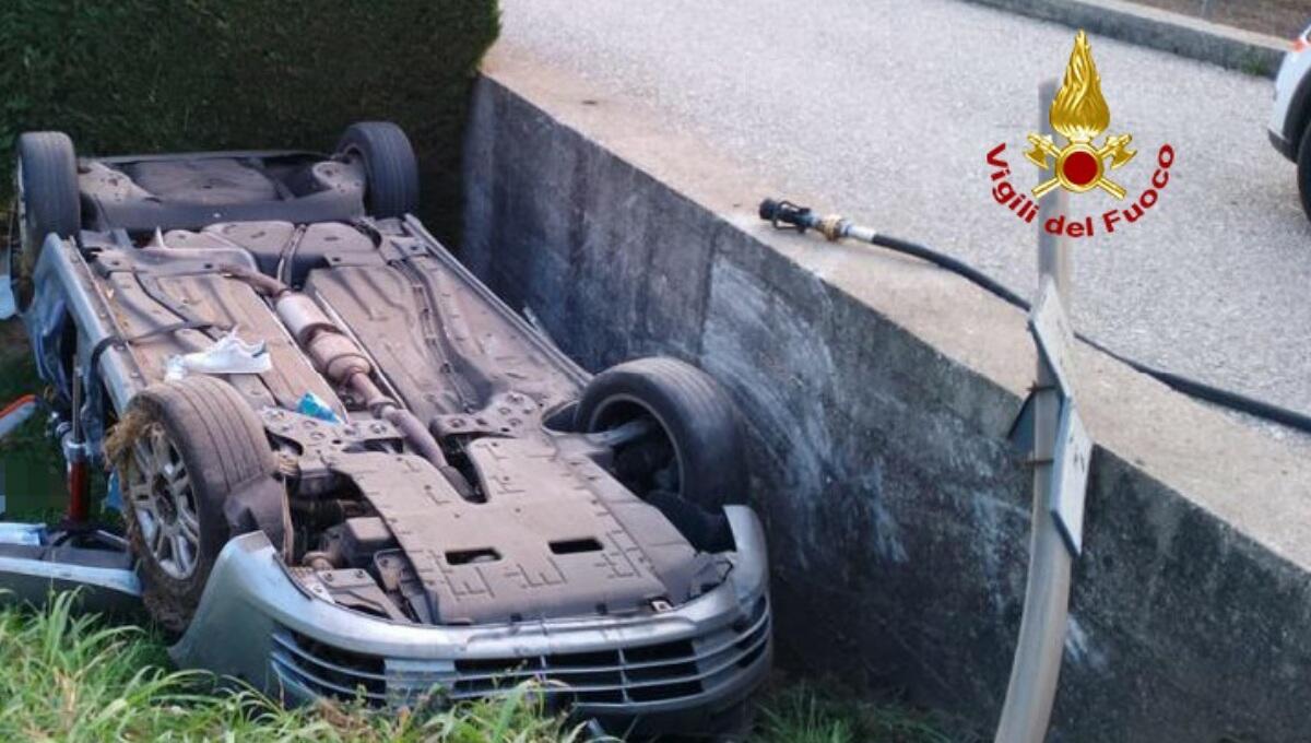 Sbanda con l'auto e si ribalta fuori strada: morto 38enne - 