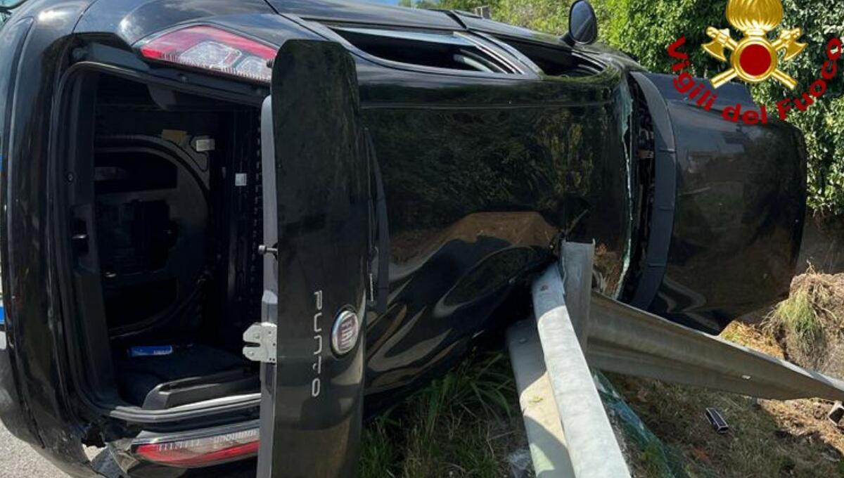 Scontro tra due auto: donna ferita, incastrata tra le lamiere - 