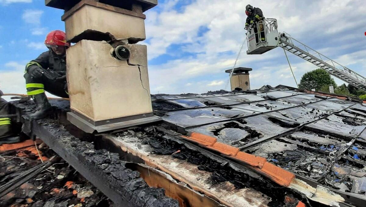 Fumo e fiamme dall'impianto fotovoltaico: brucia il tetto di una casa - 
