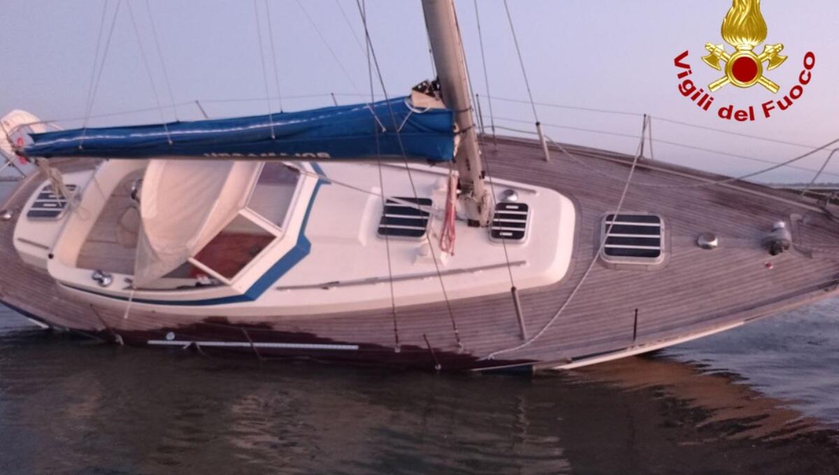 Barca a vela si incaglia nella notte a Lignano: soccorse due persone - 