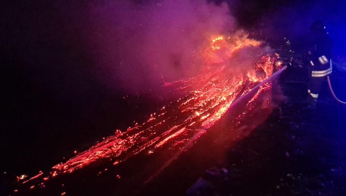 Catasta di legna si incendia sopra Caltrano: i pompieri evitano il peggio - 