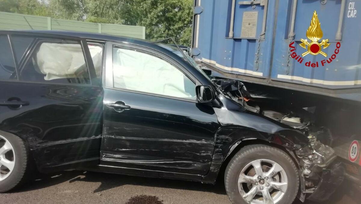 Scontro tra due auto e un mezzo pesante lungo la tangenziale: 2 feriti - 