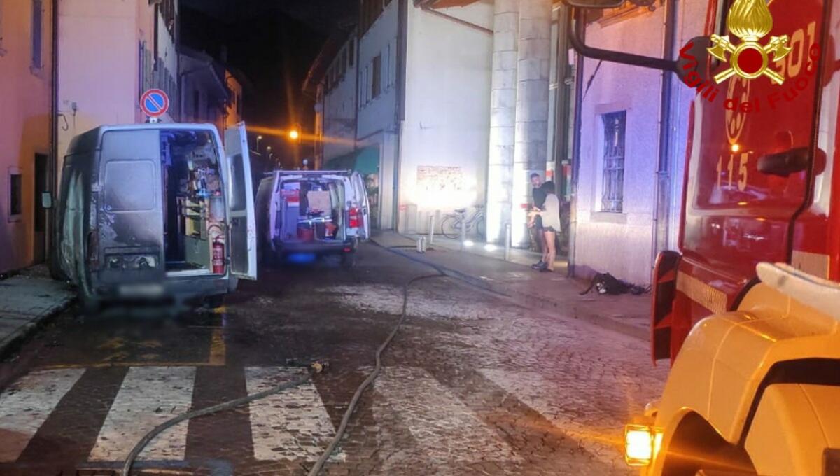 Incendio nella notte a Tolmezzo: a fuoco 2 furgoni, il fumo invade una palazzina - 