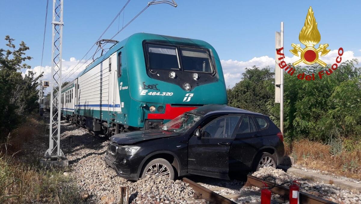 Tamponati da una Bmw, auto e scooter spinti sulle rotaie: travolti da un treno - 